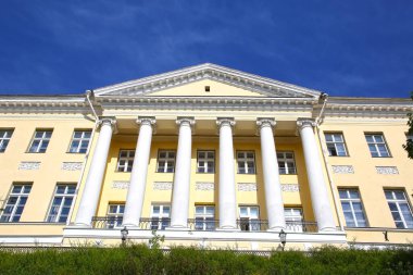 Estonya 'nın Tallinn kentindeki tarihi bina. Güzel bir günde sarı sütunlarla boyanmış.. 