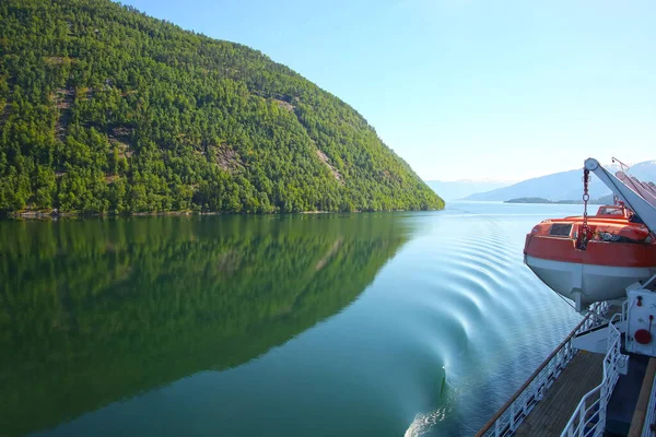 当一艘船 Llifeboat沿着Sognefjord或Sognefjorden 绰号Fjord国王 航行时 它的甲板是挪威最大 最深的峡湾 位于挪威西部韦斯特兰县 — 图库照片