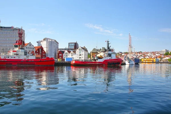 以旧城为背景的斯塔万格港 挪威斯塔万格 传统帆船的前景 — 图库照片