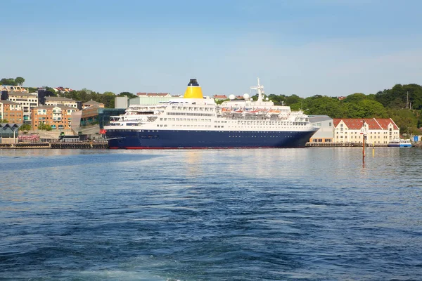 Cruise Ship Docked Port Stavanger Old Town Background Stavanger Norway — Stock Photo, Image