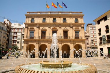 Castellon Belediye Meclisi, Castellon de la Plana belediyesinin yönetim kurulu üyesidir. Barok tarzı, Santa Maria ve El Fadr Katedrali 'nin önündeki Plaza Mayor' a bakıyor. .