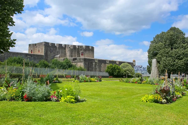 美丽的公园和花园 花卉和其他植物生长 以布列斯特城堡为背景 这是法国菲涅斯特州布列斯特的一座堡垒 — 图库照片