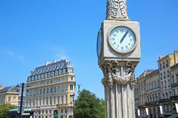 Feche Relógio Place Comdie Com Belos Edifícios Históricos Fundo Centro — Fotografia de Stock