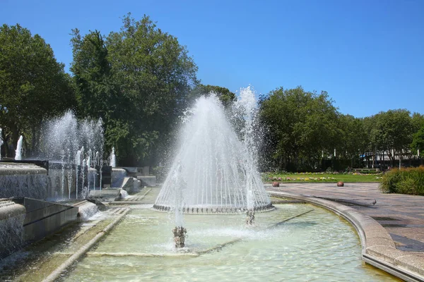 市庁舎の敷地内にある公園内の噴水は 8月のペルレによる再建の象徴的な場所の1つです アーブル ノルマンディー フランス — ストック写真