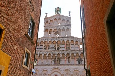 San Michele in Foro, İtalya 'nın orta kesimindeki Lucca kentinde antik Roma forumunun üzerine inşa edilmiş bir Roma Katolik kilisesidir.. 