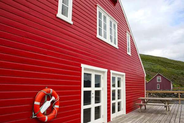 Tradiční Červeně Malovaný Dřevěný Panelový Dům Dřevěnou Roštovou Palubou Eskifjordur — Stock fotografie