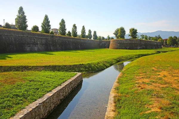 旧市街周辺の城壁 当初は防御用の城壁として建てられ 壁が軍事的重要性を失った後 彼らは歩行者天国 ルッカ トスカーナ イタリアになりました — ストック写真