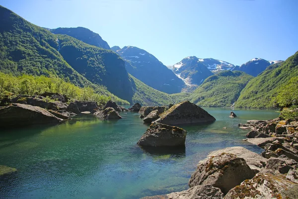 邦胡斯湖 风景秀丽 水中倒影 该湖位于挪威福尔盖方纳国家公园Rosendal附近的山地远足沿线 — 图库照片