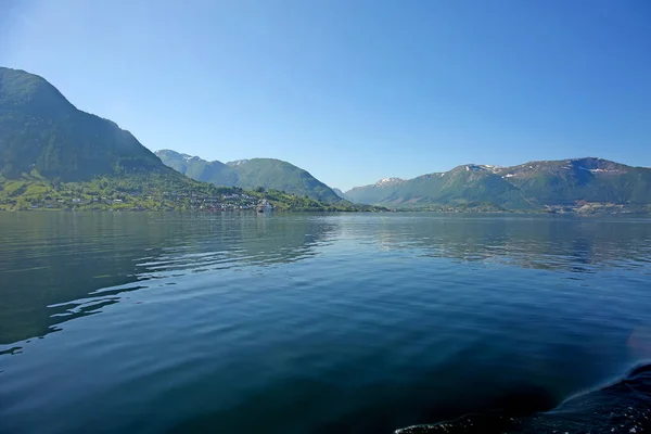 Vackert Landskap Fjorden Med Speglingar Fjällen Vattnet Lugn Och Rosendal — Stockfoto