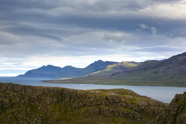 Holmanes半島 自然保護区には 多様で美しい自然と風景があります 150以上の植生の種だけでなく それは非常に海の鳥に富んでいる 東アイスランドのエスキフィヨルドゥール — ストック写真