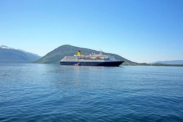 Nave Crociera Ancorata Hardangerfjord Appena Fuori Dal Villaggio Rosendal Rosendal — Foto Stock