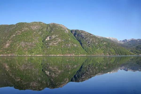 Fiyorttaki Güzel Manzara Sudaki Dağların Yansımaları Barış Sükuneti Rosendal Hardangerfjord — Stok fotoğraf
