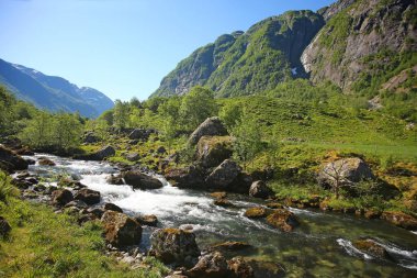 Rosendal yakınlarındaki Myrdalsvatnet & Bondhus Gölü 'ne uzanan dağ yürüyüşü boyunca güzel bir manzara, Folgefonna Ulusal Parkı, Norveç.