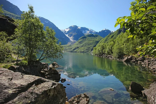 水の中に美しい景色と反射とボンドス湖 この湖は ノルウェーのFolgefonna国立公園のRosendal近くの山のハイキングに沿って到達します — ストック写真