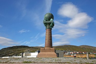 Meridian Anıtı - Fuglenes yarımadasında, limanın hemen karşısında, Meridiansttta, ilk araştırmanın anısına bir mermer sütun, Çekiç Festivali, Norveç.