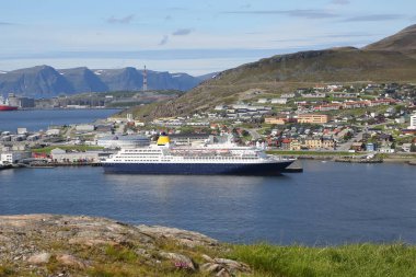 Dünya 'nın en kuzeyindeki Hammerfest limanına yanaşan yolcu gemisinin nüfusu 10.000' den fazla, Troms og Finnmark kasabası, Norveç.