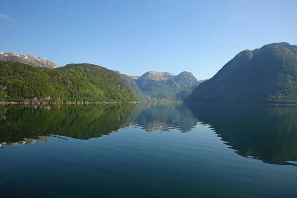 Fiyorttaki Güzel Manzara Sudaki Dağların Yansımaları Barış Sükuneti Rosendal Hardangerfjord — Stok fotoğraf