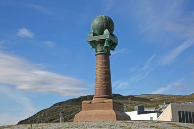 Meridian Anıtı - Fuglenes yarımadasında, limanın karşısında, Meridianstotta, Hammerfest, Norveç.