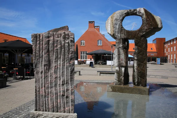 市内中心部にある町の広場で デンマークのスカーゲンに噴水と像があります — ストック写真