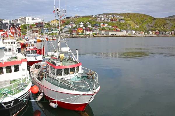 汉默费斯特镇 港口横行 渔船横行 Hammerfest是世界上最北端的城镇 有10 000多名居民 — 图库照片