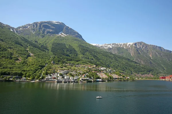 Vackert Landskap Fjorden Med Speglingar Fjällen Vattnet Lugn Och Rosendal — Stockfoto