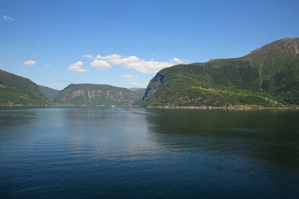 Beau Paysage Dans Fjord Avec Des Reflets Des Montagnes Dans — Photo