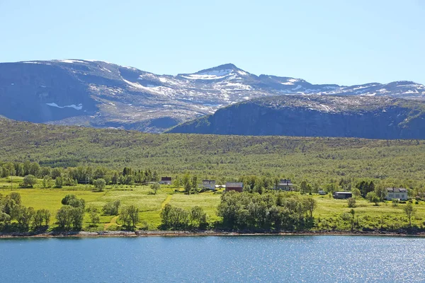 美丽的峡湾 村庄和内部通道的风景 位于挪威Bodo和Hammerfest之间的Andfjorden和Vestfjorden — 图库照片