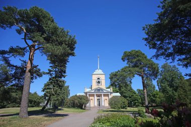 St. Nicholas Kilisesi, Kotka şehir merkezindeki Isopuisto Parkı 'nda yer almaktadır. Neoklasik kilise 17991801 yılları arasında inşa edilmiştir ve Finlandiya 'nın Kymenlaakso eyaletindeki en eski binadır..