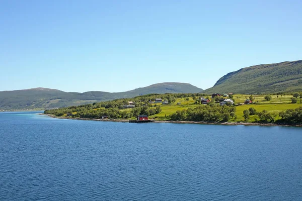 美丽的峡湾 村庄和内部通道的风景 位于挪威Bodo和Hammerfest之间的Andfjorden和Vestfjorden — 图库照片
