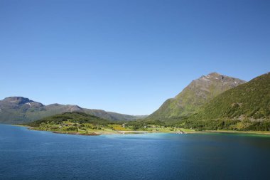 Fiyortların, adaların, köy ve geçitlerin güzel manzarası; Andfjorden & Vestfjorden, Bodo & Hammerfest, Norveç. 