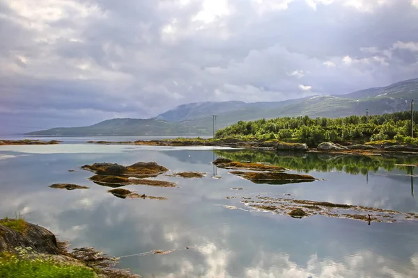 Vackert Landskap Tillsammans Med Vattenbrynet Med Kyrka Fjäll Bakgrunden Saltstraumen — Stockfoto