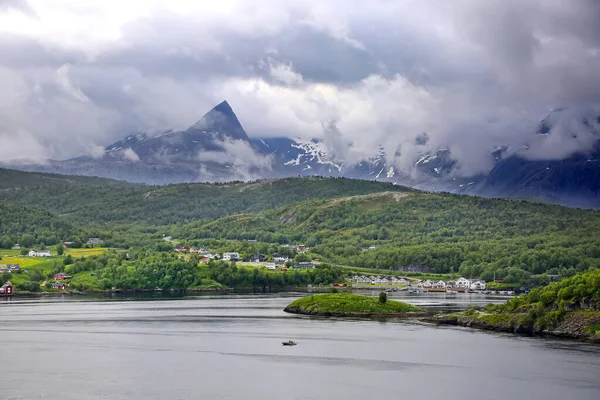 Hermoso Paisaje Junto Con Borde Las Aguas Con Pueblo Iglesia — Foto de Stock