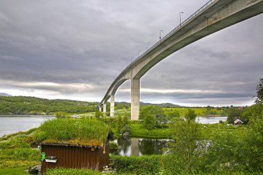 Saltstraumen Köprüsü Nordland, Nordland 'da Bodo Belediyesi' nde bulunan Knaplundsoya ve Straumoya adaları arasında Saltstraumen Boğazı 'ndan geçen bir kantilever kiriş köprüsü.. 