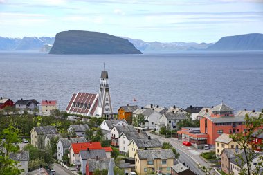Katedrali olan Hammerfest kasabası, arka planda dağlar ve fiyortlar. Çekiç Festivali, 10.000 'den fazla nüfusuyla Norveç' in en kuzeyindeki kasabadır..