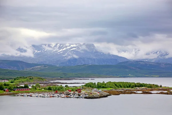 Beau Paysage Avec Bord Eau Avec Village Église Montagnes Arrière — Photo