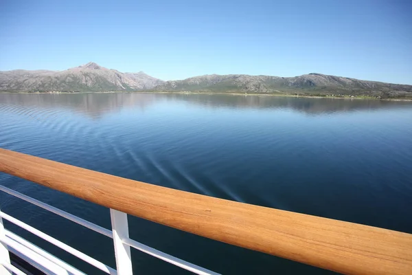 Deck Geländer Eines Schiffes Auf Kreuzfahrten Durch Fjorde Inseln Innenpassagen lizenzfreie Stockbilder
