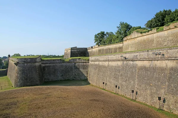 Historyczne Mury Miejskie Wokół Fosy Fortyfikacji Cytadeli Blaye Departament Gironde — Zdjęcie stockowe