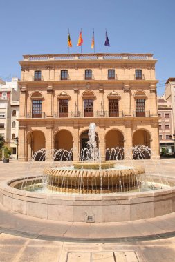 Castelln Belediye Meclisi veya Castelln de la Plana Belediyesi. Barok tarzı, Santa Maria ve El Fadr katedralinin önündeki Plaza Belediye Başkanı 'na bakıyor.. 