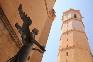 İspanya, Valencia 'daki Castellon şehrindeki El Fadri tarihi çan kulesinin arka planında bir melek heykeli..