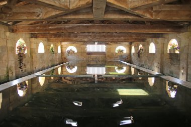 Bourg 'un merkezindeki umumi ortaçağ hamamı veya hamam, ayrıca Bourg-sur-Gironde, Fransa' nın güneybatısındaki Nouvelle-Aquitaine 'de Gironde bölümünde bir komün..