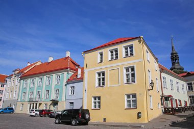 UNESCO, Old Town, Tallinn, Estonya 'daki eski postane ve çatıları da dahil olmak üzere güzel renkli ortaçağ binaları.