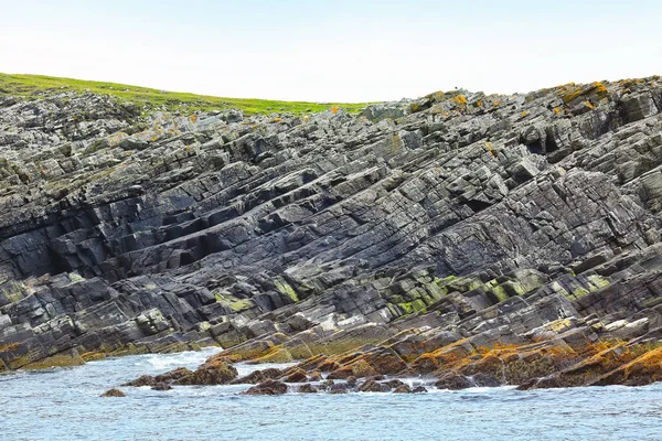 島の岩の海岸線 海の波が飛び散ると ムーサ島 シェトランド スコットランド — ストック写真