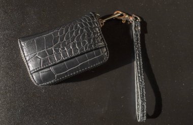 Sarı arka planda çok renkli boya kalemleri var.