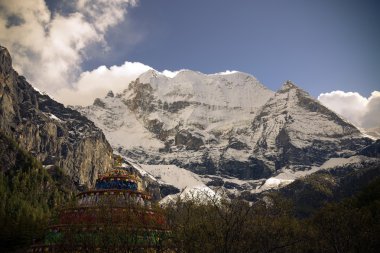 Çin Shangri-La Xian Nairi karla kaplı dağ