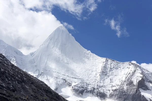 As magníficas montanhas cobertas de neve de características locais — Fotografia de Stock