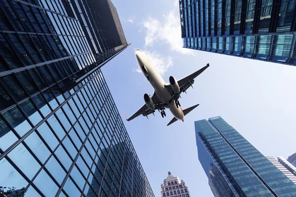 Ciudad moderna Shanghai y aviones — Foto de Stock