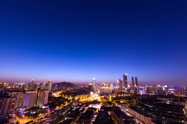 Cidade chinesa à noite — Fotografia de Stock