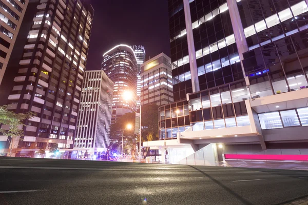 Městský provoz v noci Brisbane — Stock fotografie