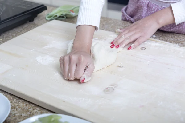 Cuoca al lavoro — Foto Stock