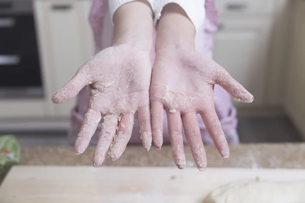 Mani femminili chef al lavoro — Foto Stock